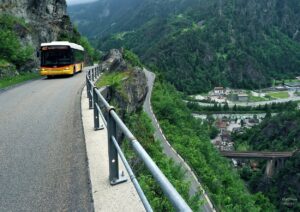 Postbus mit Straßenkehre im Maderanertal über Reusstal
