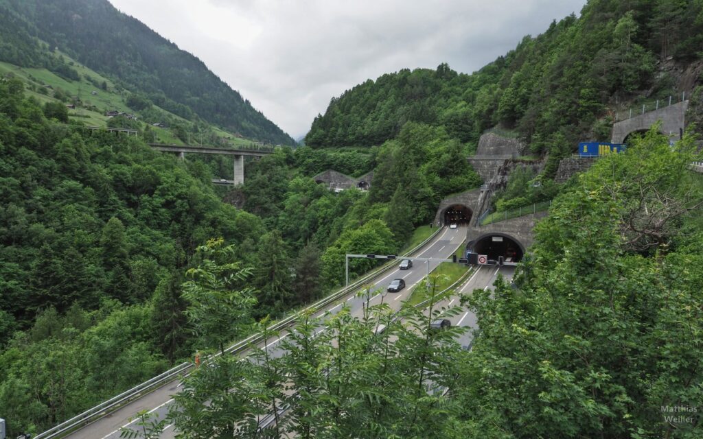 Tunnels und Verkehrstrassen der Gotthardstrecke im Reusstal