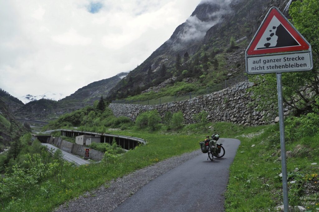 Radweg Schöllenenschlucht mit Schild "auf ganzer Strecke nicht stehenbleiben"