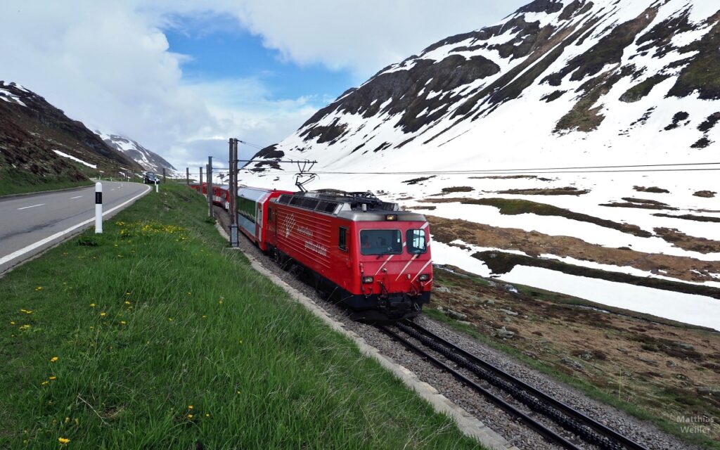 Gotthard-Matterhorn-Bahn im noch teils schneebedeckten Hochtal vom Oberalppass