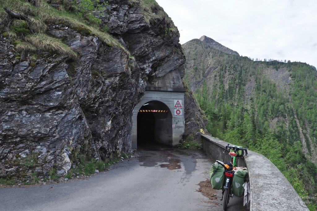 Tunnel zum Passo Muazz mit Velo