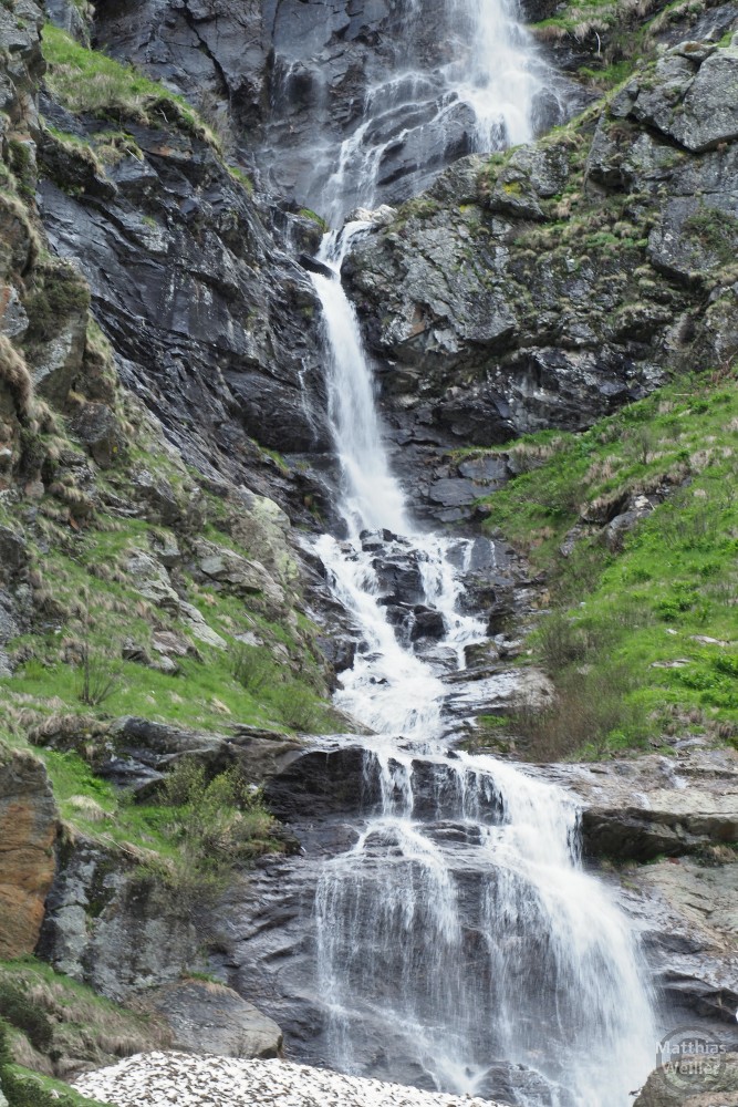 Gestaffelter Wasserfall mit verschiedenen Breiten