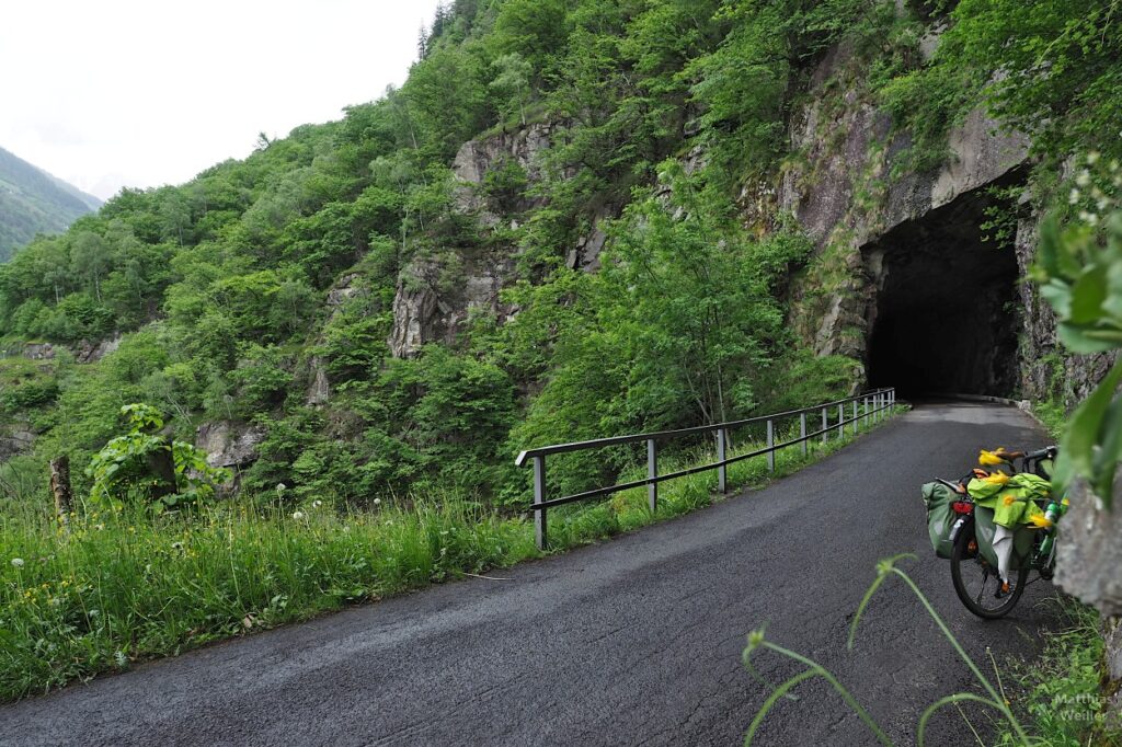 Tunnel ins Val Malvaglia mit Velo
