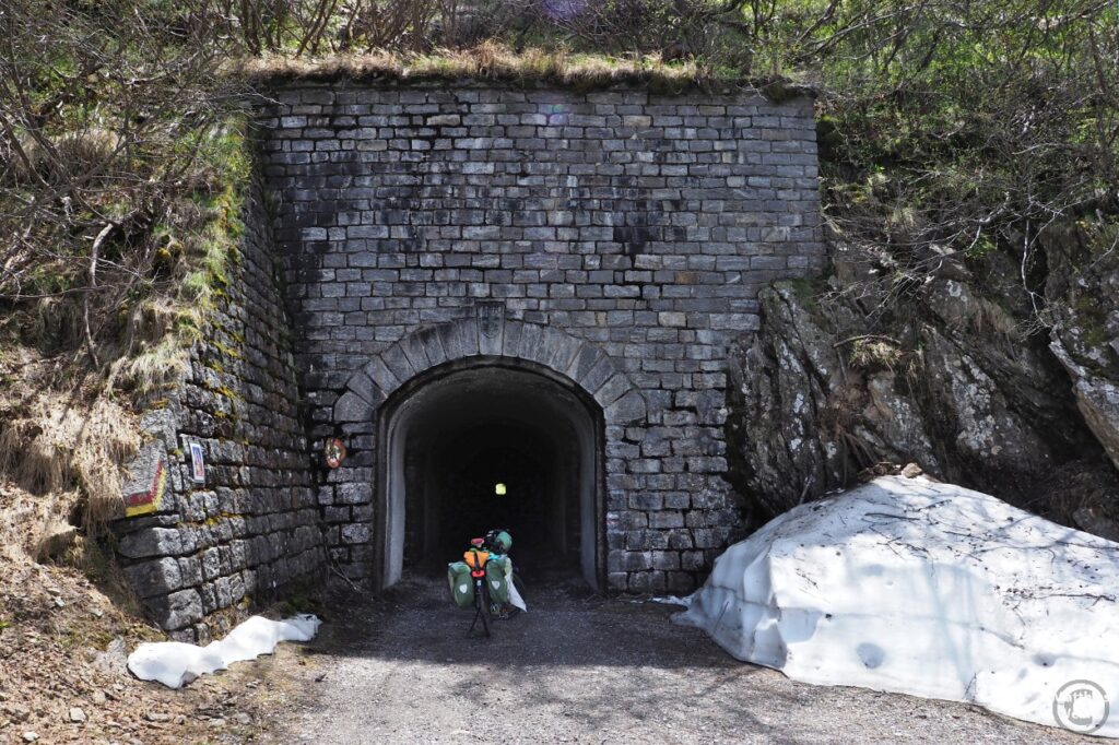 Tunnel Alpe di Cadinello mit Schneeresten