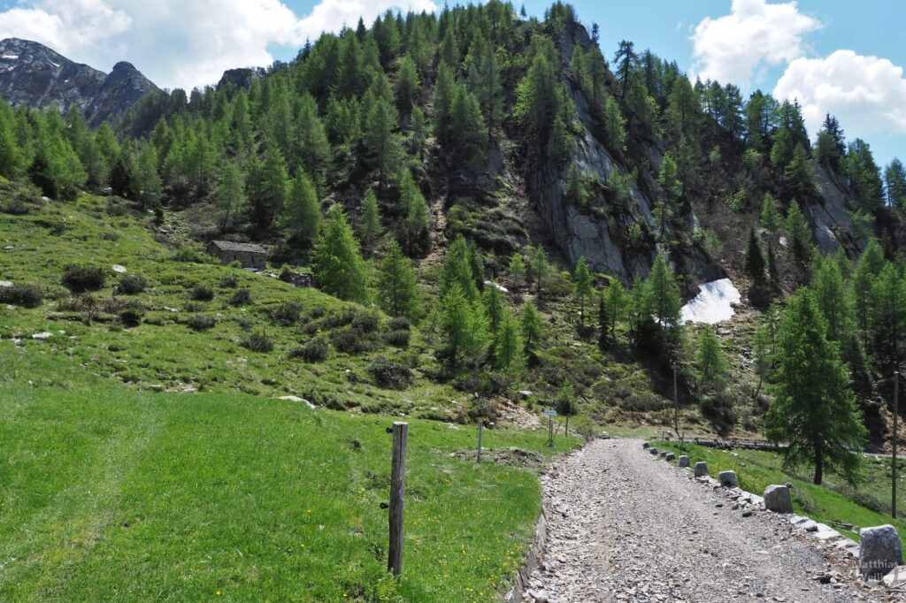 Schotterpiste mit Bergwelt bei der Alpe di Cadinello