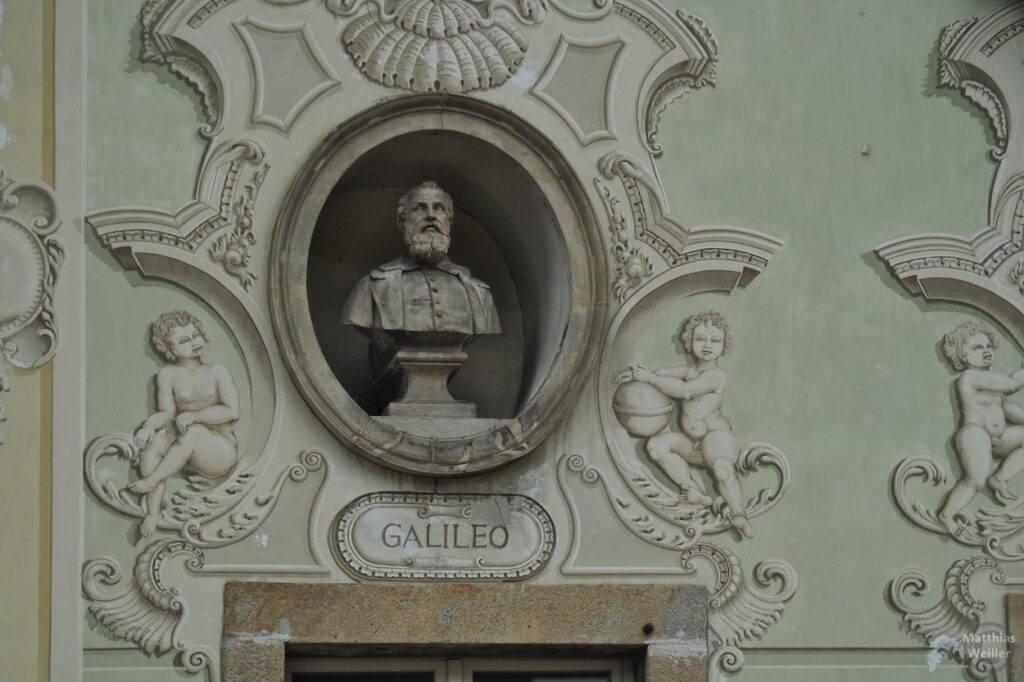 Büske von Galileo in der Fassade