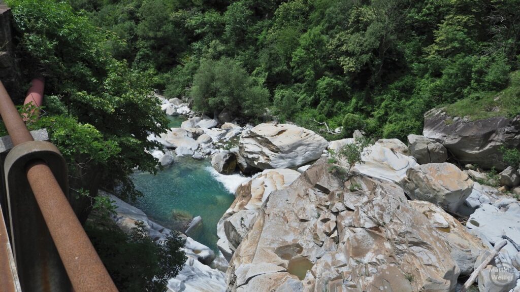 Flussbett Ticino mit Blocksteinen und Becken