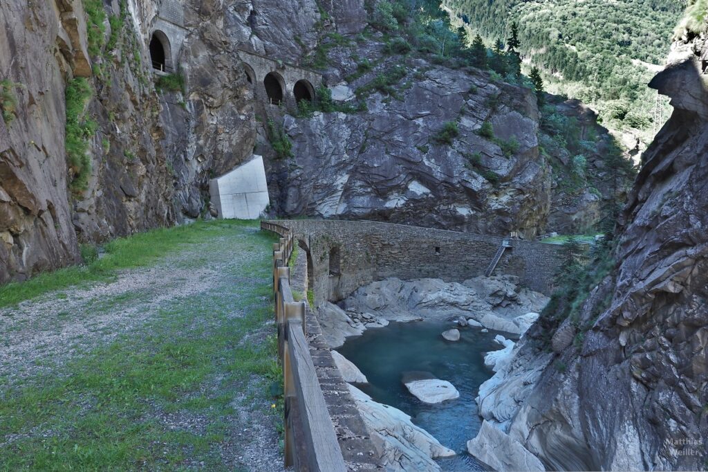 Gola del Piottino, Weg zwischen Fels mit Straßengalerie und und Ticino