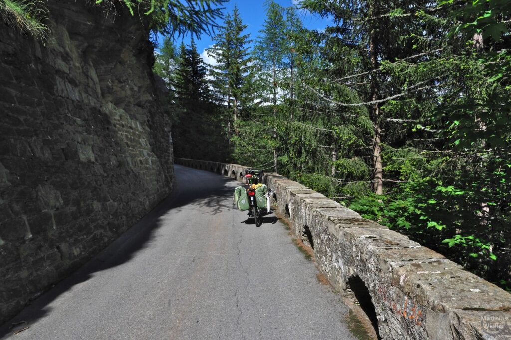 Straße mit Steinmauer am Fels Richtung Lago Ritom