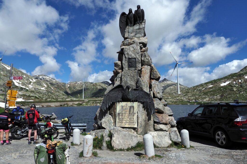 Monument mit See und Windmühlen am St. Gotthard