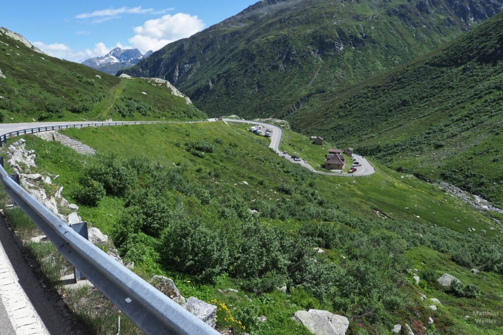 Blick auf Straßenkehre mit Gotthard-Mätteli