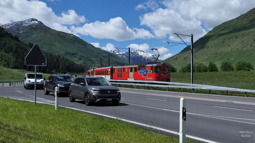 Gotthard-Matterhorn-Bahn mit Furka-Bergkulisse auf dem Andermatter Hochplateau