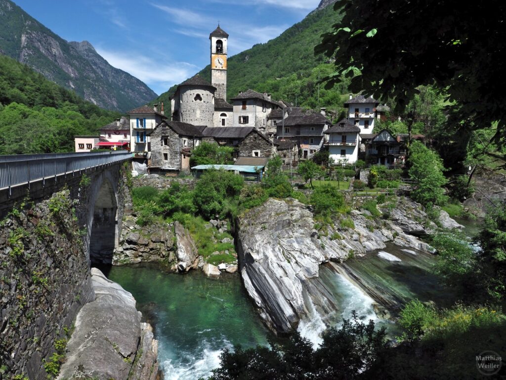 Dorf Verzasca mit Fluss Verzasca und Felsrippen
