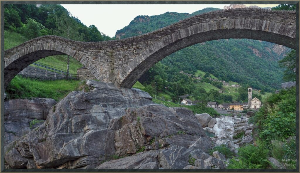 Ponte dei Salti mit Dorf Verzasca im Bogen