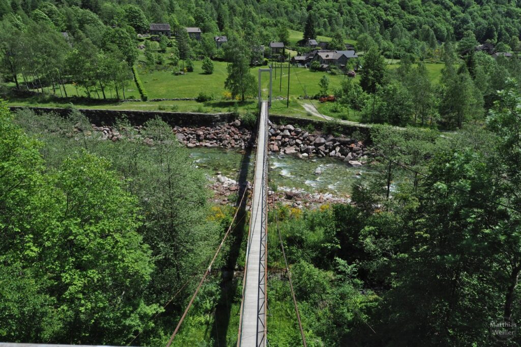 Hängebrücke von oben über die Verzasca