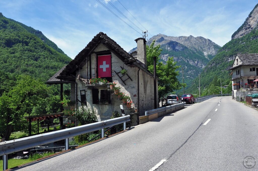 Frasco, Haus mit Schweizer Flagge