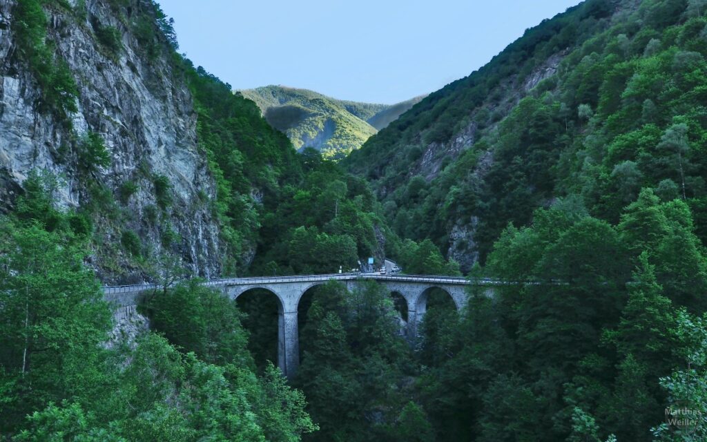 Verzeigung der Täler des Valle Onsrnone mit neuer Brücke
