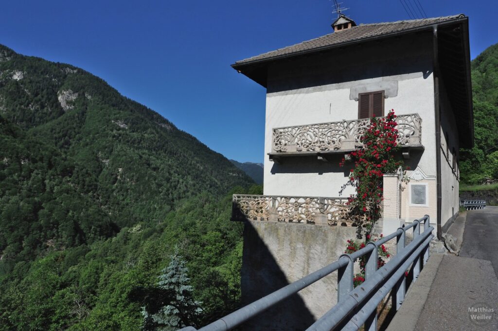 Haus an Straße im Valle Onsernone