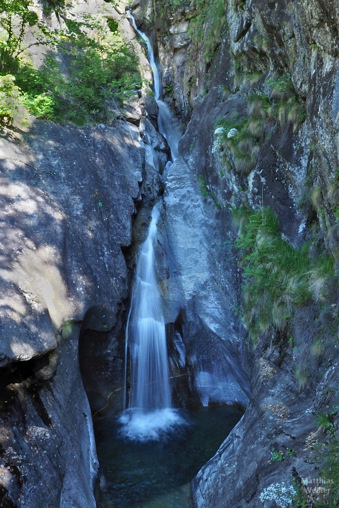 Wasserfall in Gumpe stürzend, mit Fließoptik