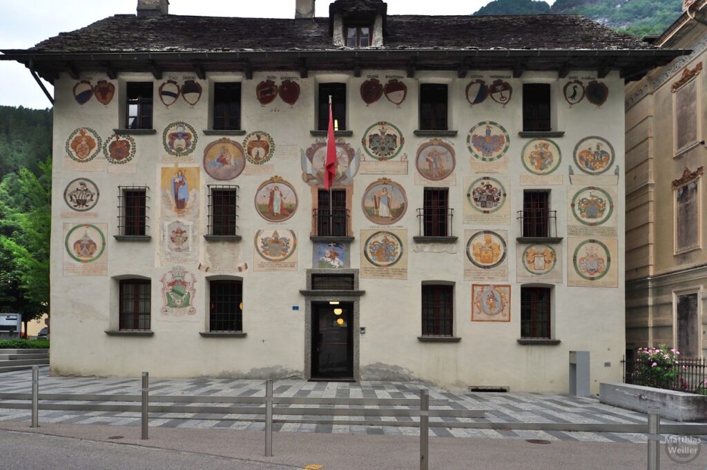 Gemeindehaus Cevio mit historischen Sgraffitis aus dem 17. Jh.
