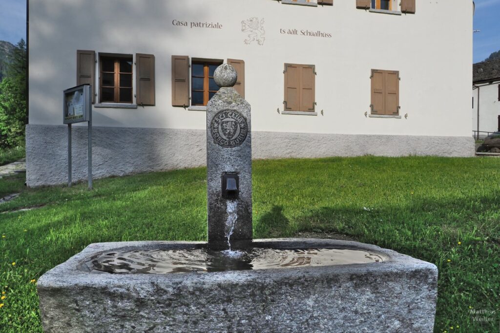 Brunnen in Bosco/Gurin vor altem Schulhaus