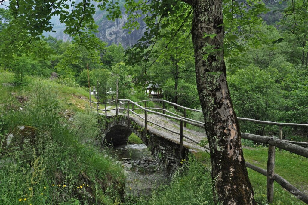 Steinbogenbrücke zum Bistro in Sonlerto