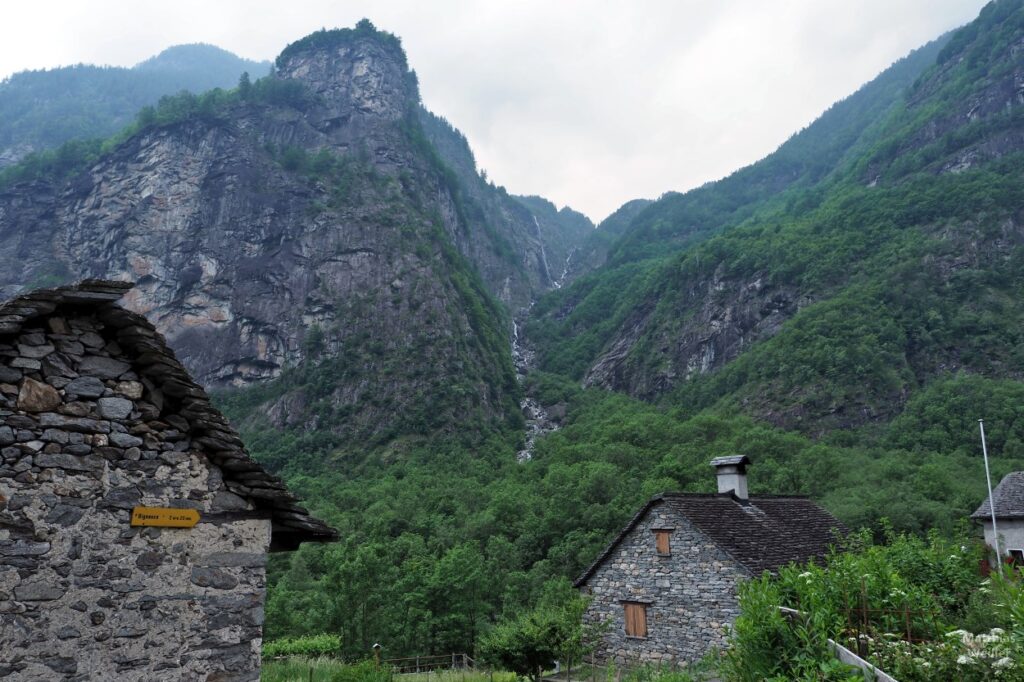 Steinhäuser und Felsen am Talschluss im Val Bavona