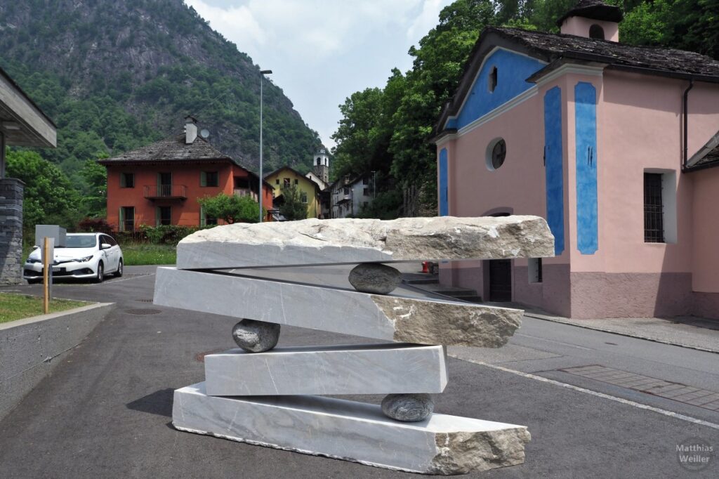Marmorplattenskulptur in Peccia