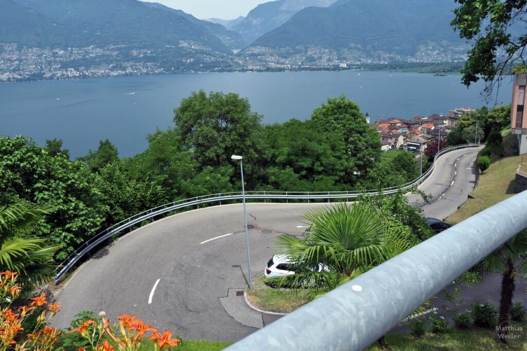 Blick über Straßenkehre zu Lago Maggiore mit Vira und Gegenufer Locarno/Ascona