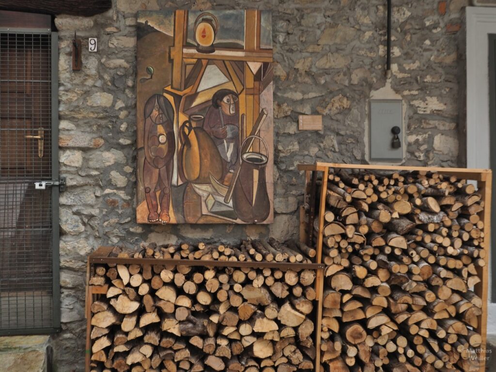 Arcumeggia Muralo: Ton in Ton mit Holzstapel