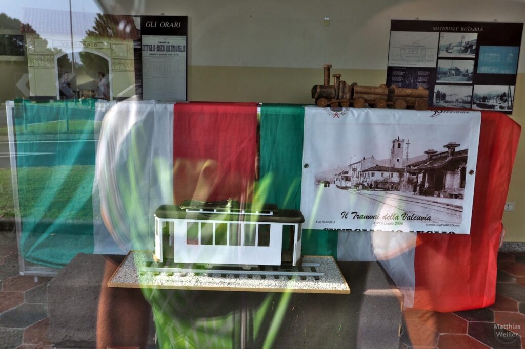Ausstellungsraum über die Geschichte der Valcuvia-Tram mit italienischer Flagge
