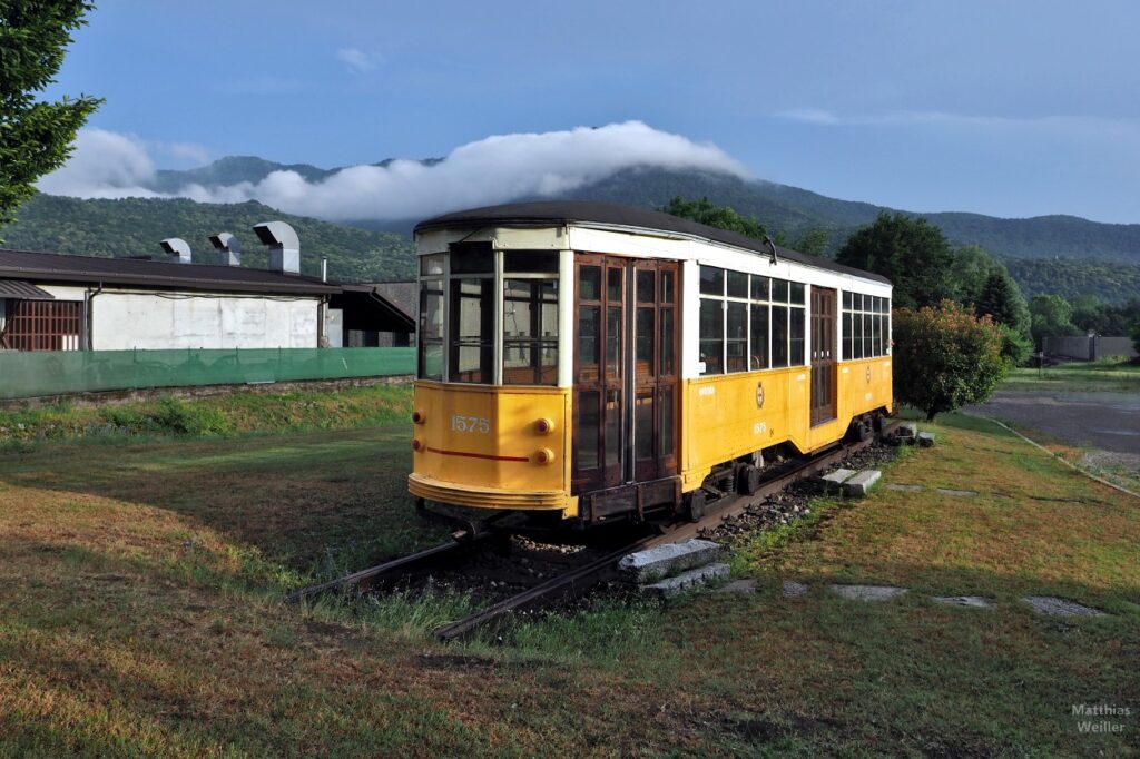 alter Straßenbahnwagen der Valcuvia-Bahn weiß/gelb