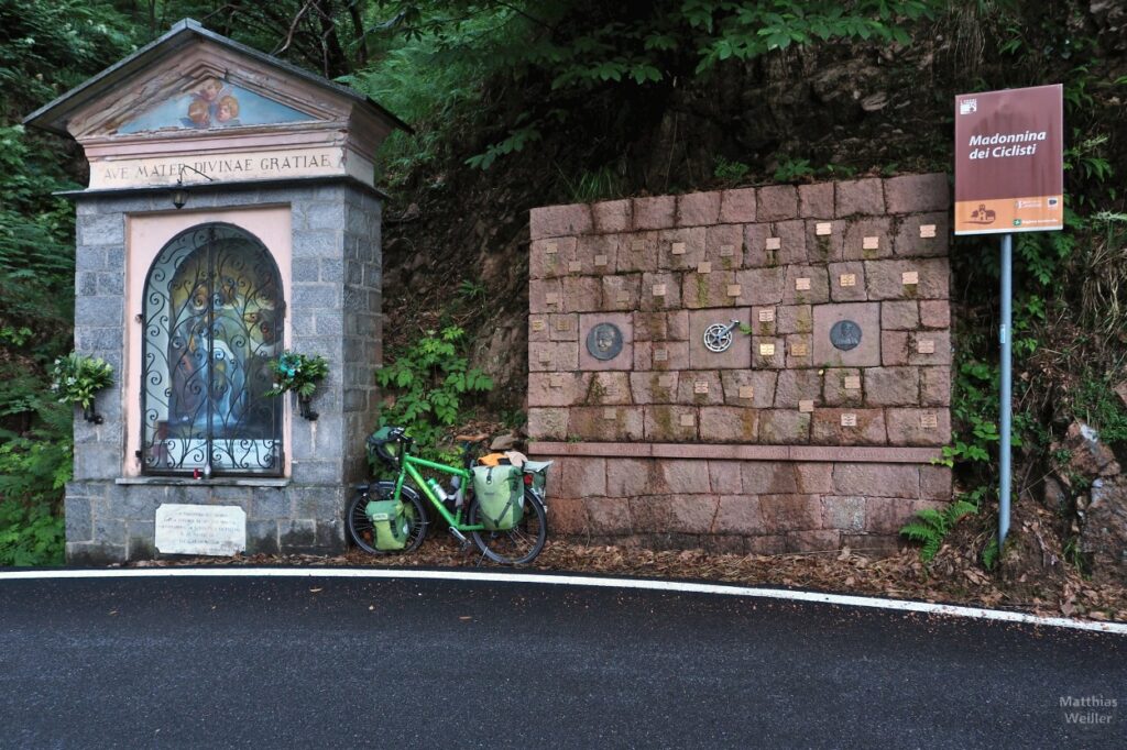 Madonna dei Ciclisti mit Memorialwand und Bildstockkapelle, mit Velo