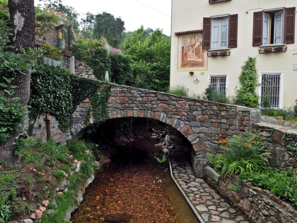 Brücke mit Haus und Fresko in Brinzio