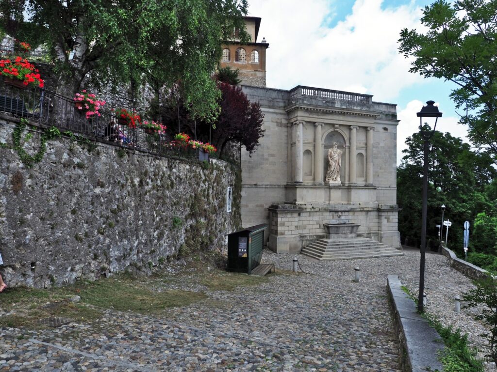 Sacro Monte, Terrassenprotal mit Skulptur