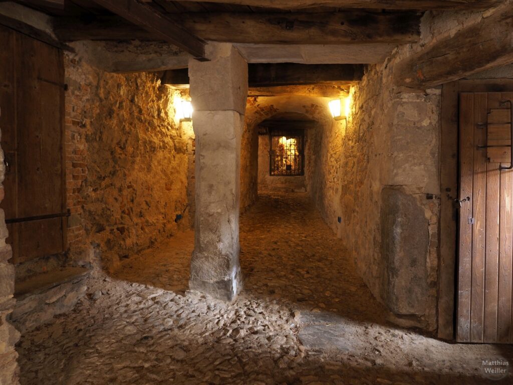 Gasse mit Kellergewölbe in Sacro Monte
