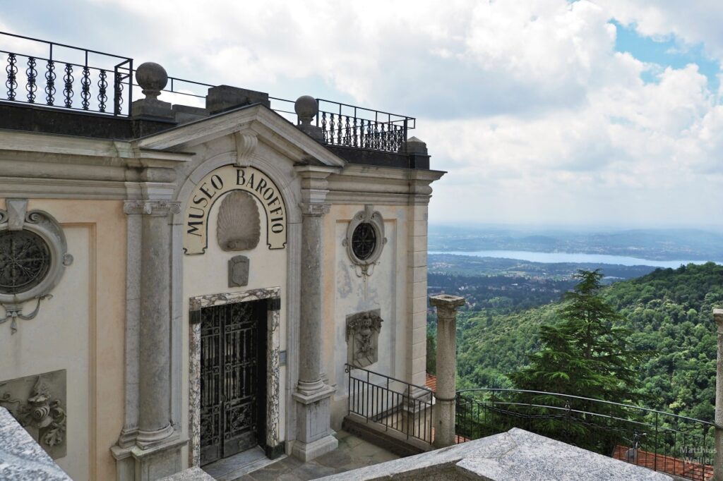 Sacro Monte, Eingangsportal Museo Baroffio mit Blick auf den Lago die Varese