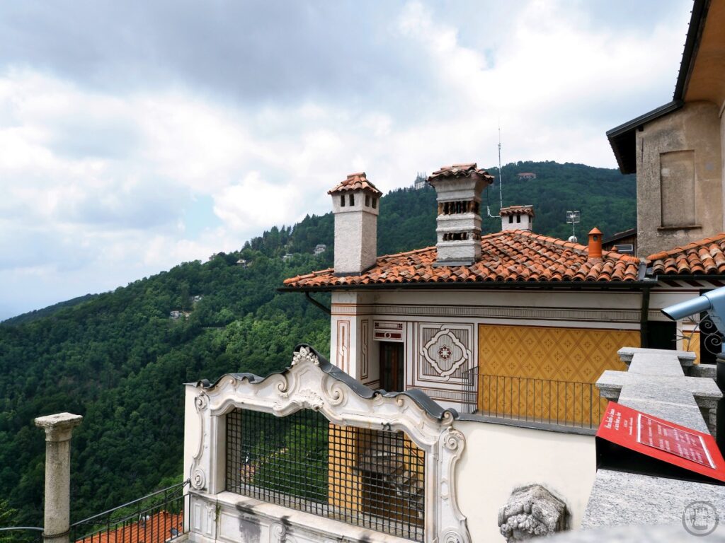 Sacro Monte, Blick über Fresko-Haus zur Bergkuppe des Campo dei Fiori