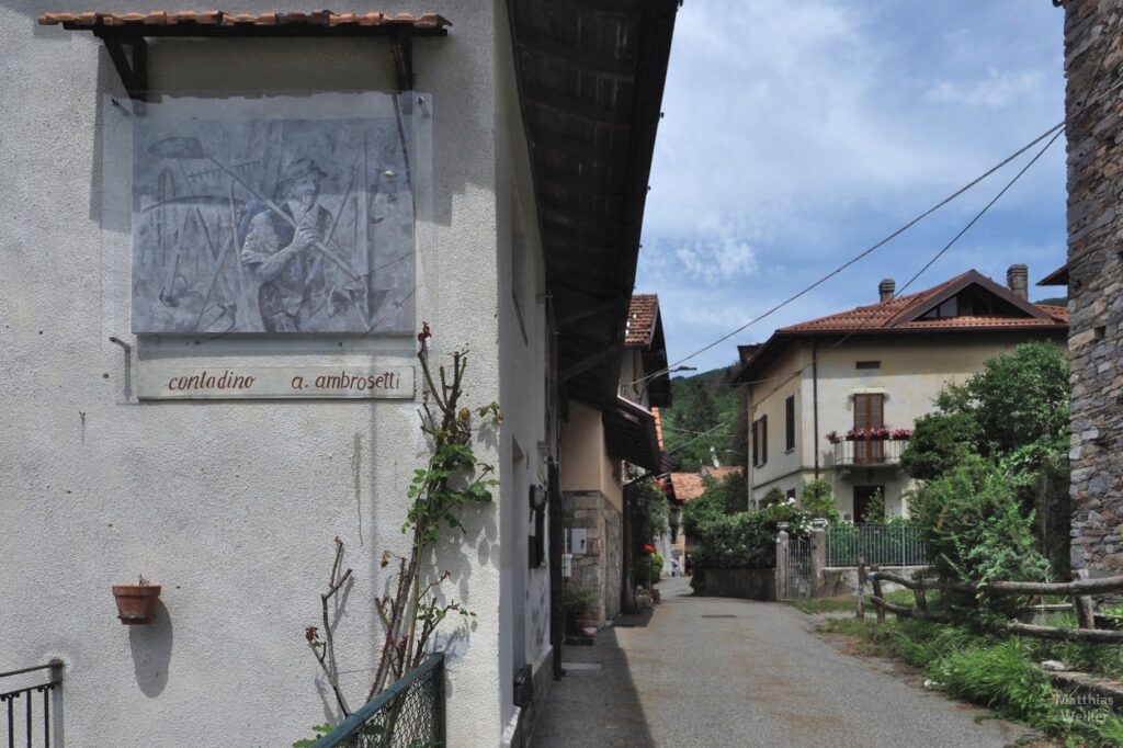 Fresko in Boarezzo: Bauer mit Reschen, Dorfeingang
