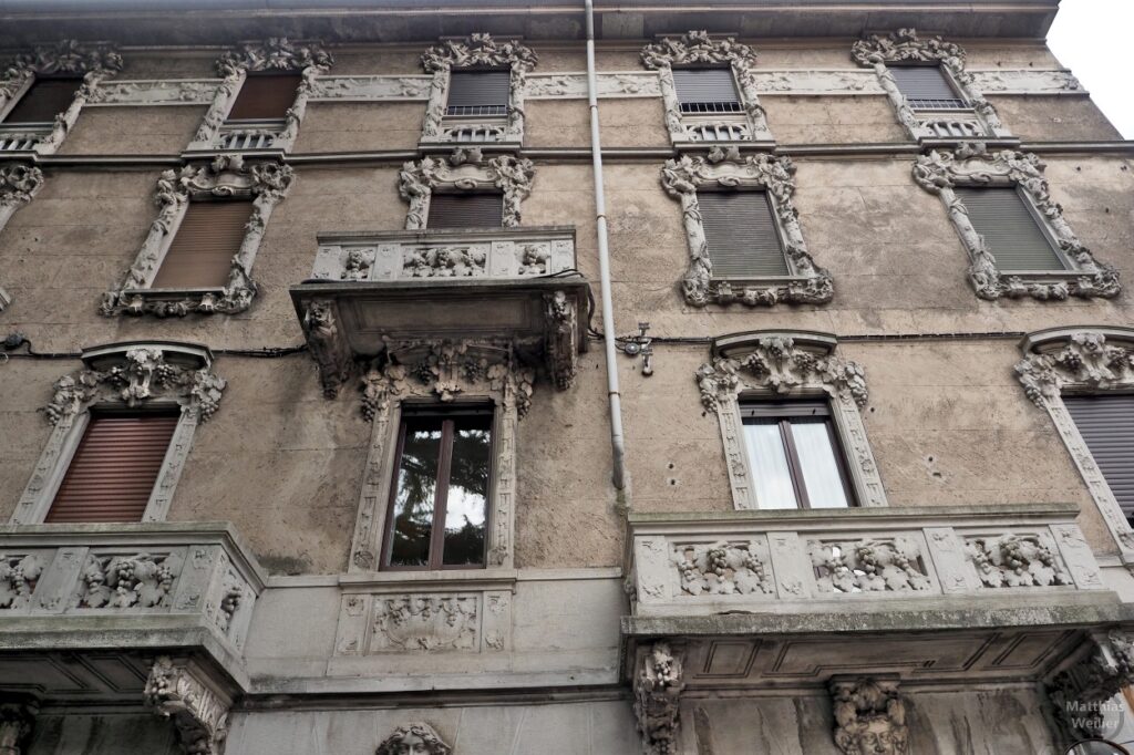 Viggiù, alte Fassade mit Fensterornamenten