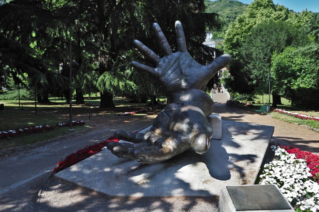 Skulptur zweier weit geöffneter Hände im Park von Como