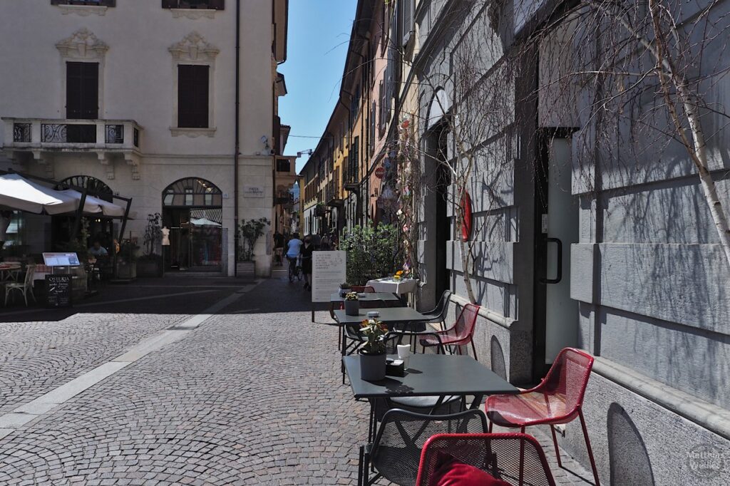 kleine Piazza und Gasse in Como