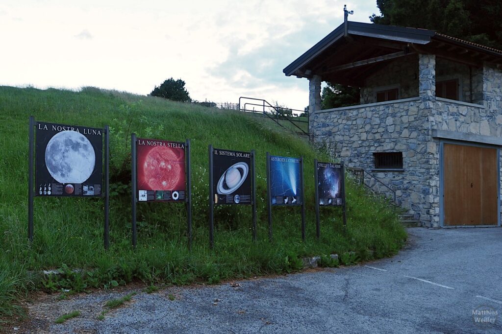 Himmelskörper-Plakate am Colma di Sormano