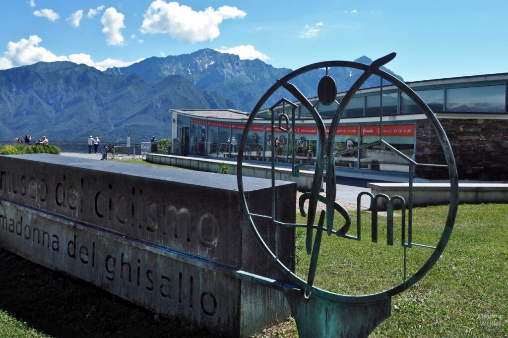 Madonna del Ghisallo: das Museo del ciclismo von außen mit Logo