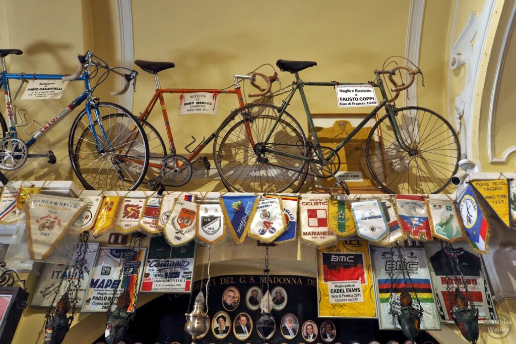 Madonna del Ghisallo: Rennräder von Casartelli, Merckx und Fausto Coppi
