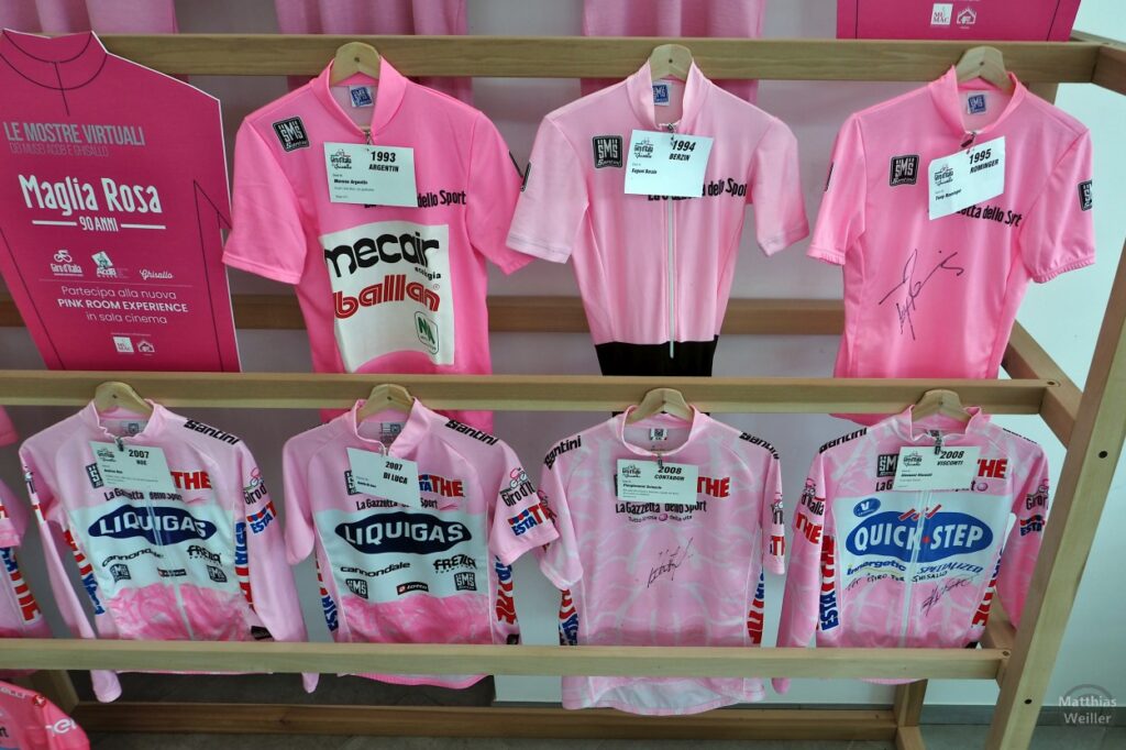 Museo del ciclismo Madonna del Ghisallo: Rosa Trikots vergangener Girogewinner