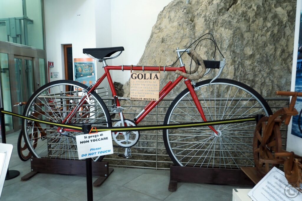 Museo del ciclismo Madonna del Ghisallo: übergroßes Rennrad "Golia"