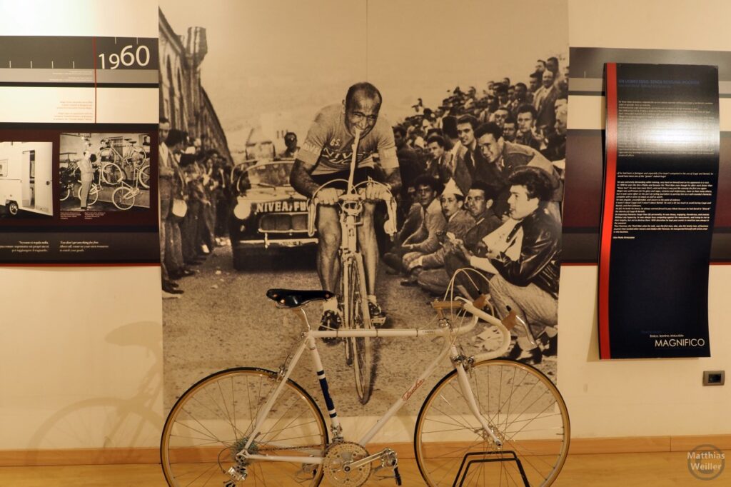 Museo del ciclismo Madonna del Ghisallo: Fahrrad und Bild von Fiorenzo Magni
