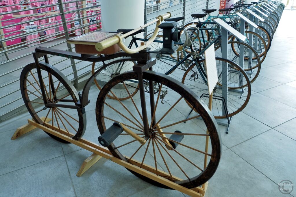 Museo del ciclismo Madonna del Ghisallo: Velo von 1865 mit Pedalantrieb auf Vorderradnabe