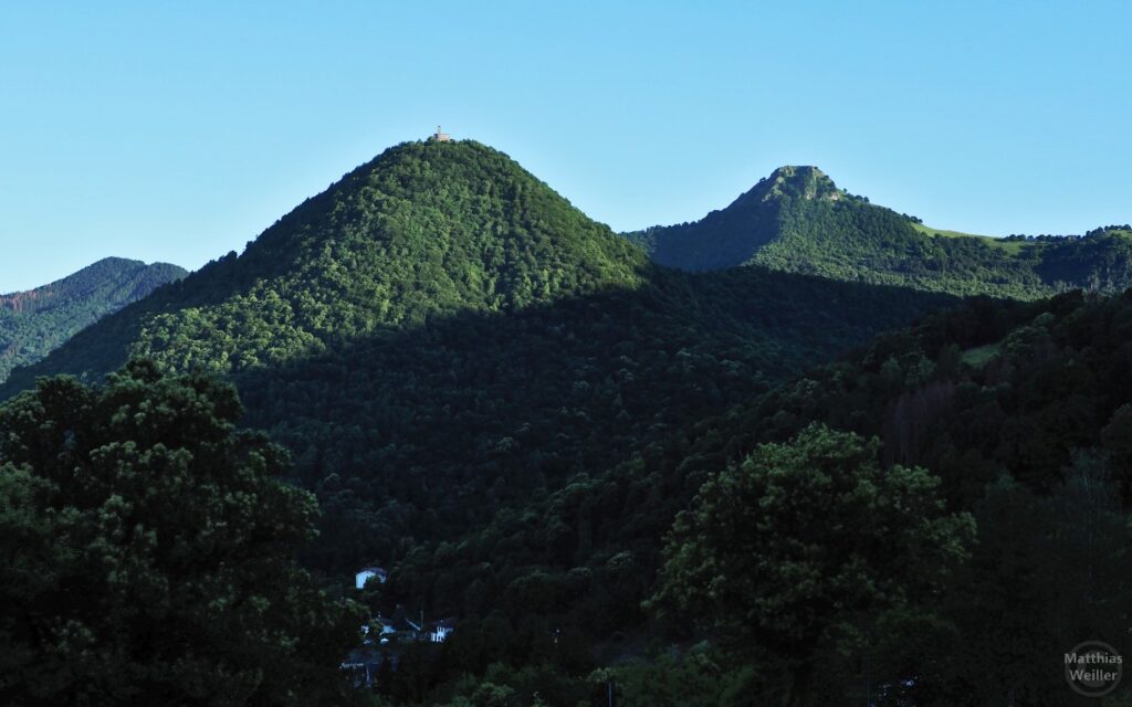 Blick auf bewaldete Bergkuppen mit Eremo di San Zeno